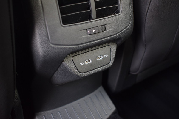 Volkswagen T-Roc 1.5 TSI 150pk DSG R-line | Pano | Camera | Trekhaak | Virtual | Beats