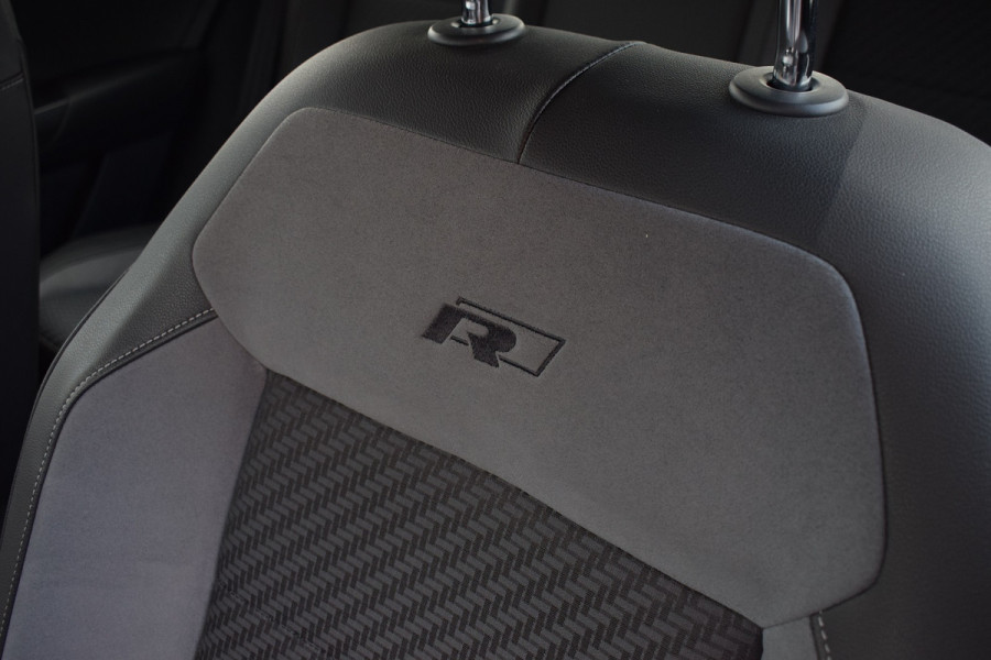 Volkswagen T-Roc 1.5 TSI 150pk DSG R-line | Pano | Camera | Trekhaak | Virtual | Beats