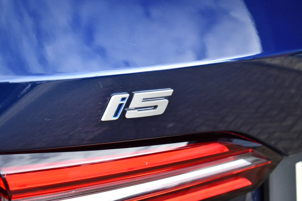 BMW i5 Touring eDrive40 M-Sport Pano Adp-demping B&W Comfzetel+Vent 20inch