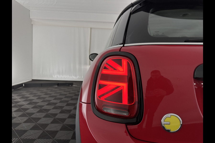 MINI Mini Electric Business Edition 33 kWh [ 3-Fase ] (INCL-BTW) Aut. *LEATHER | FULL-LED | KEYLESS | SPORT-SEATS | NAVI-FULLMAP | ECC | AMBIENT-LIGHT | DAB | DIGI-COCKPIT | PDC | 17"ALU*