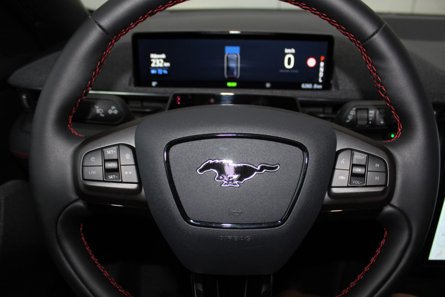 Ford Mustang Mach-E 75kWh/269pk AWD Premium AUTOMAAT volledig ELEKTRISCH ! Fabrieksgarantie t/m 01-03-2027 ! Vierwielaandr., stoel-, stuur- en voorraamverwarming, technologie pakket II, panoramadak, navigatie, telefoonvoorb., winterpakket, parelmoer wit metallic, etc etc