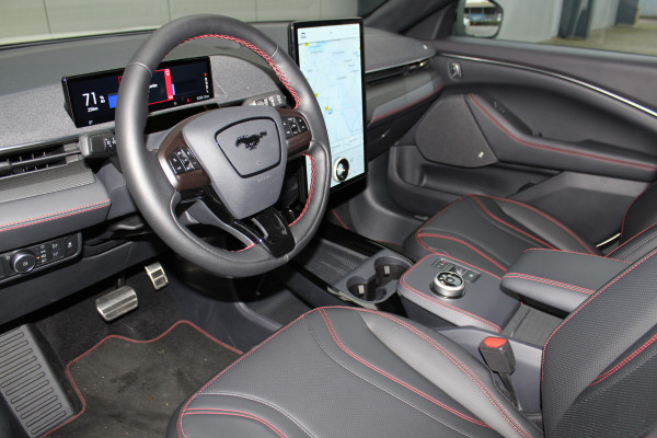 Ford Mustang Mach-E 75kWh/269pk AWD Premium AUTOMAAT volledig ELEKTRISCH ! Fabrieksgarantie t/m 01-03-2027 ! Vierwielaandr., stoel-, stuur- en voorraamverwarming, technologie pakket II, panoramadak, navigatie, telefoonvoorb., winterpakket, parelmoer wit metallic, etc etc