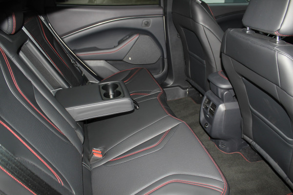 Ford Mustang Mach-E 75kWh/269pk AWD Premium AUTOMAAT volledig ELEKTRISCH ! Fabrieksgarantie t/m 01-03-2027 ! Vierwielaandr., stoel-, stuur- en voorraamverwarming, technologie pakket II, panoramadak, navigatie, telefoonvoorb., winterpakket, parelmoer wit metallic, etc etc