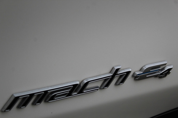 Ford Mustang Mach-E 75kWh/269pk AWD Premium AUTOMAAT volledig ELEKTRISCH ! Fabrieksgarantie t/m 01-03-2027 ! Vierwielaandr., stoel-, stuur- en voorraamverwarming, technologie pakket II, panoramadak, navigatie, telefoonvoorb., winterpakket, parelmoer wit metallic, etc etc