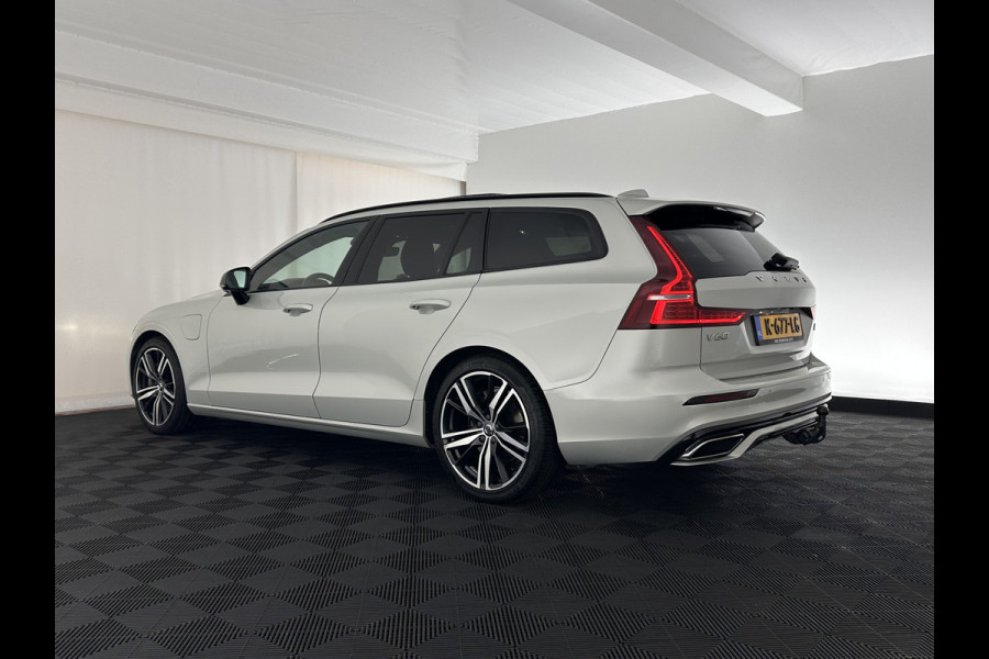 Volvo V60 2.0 T6 Recharge AWD R-Design (Plug-in) (INCL.BTW) Aut. *PANO | HEAD-UP | LEATHER-FABRIC | FULL-LED | MEMORY-PACK | HARMAN/KARDON | DIGI-COCKPIT | HEATED-SPORTSEATS | KEYLESS | DAB+ | NAVI-FULLMAP | PDC | CRUISE | TOWBAR | 19''ALU*