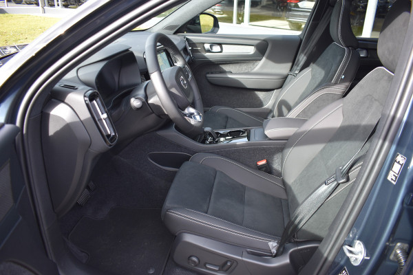 Volvo EX40 Extended Range 252PK Plus Black Ed. 82 kWh | Panodak | ACC | H&K | 20"LMV | Climate | Nubuck