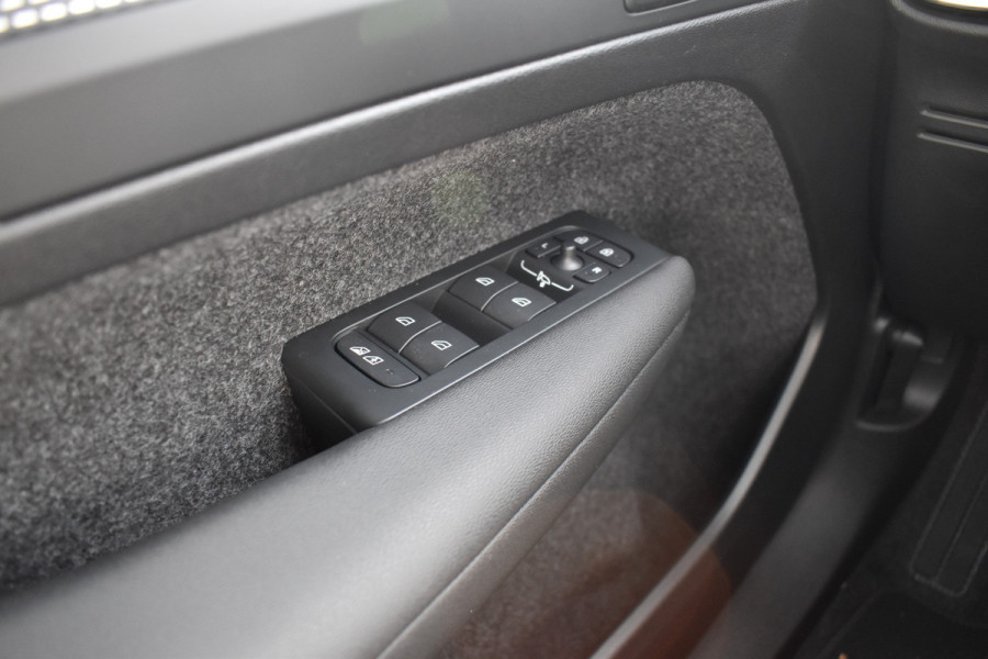 Volvo EX40 Extended Range 252PK Plus Black Ed. 82 kWh | Panodak | ACC | H&K | 20"LMV | Climate | Nubuck