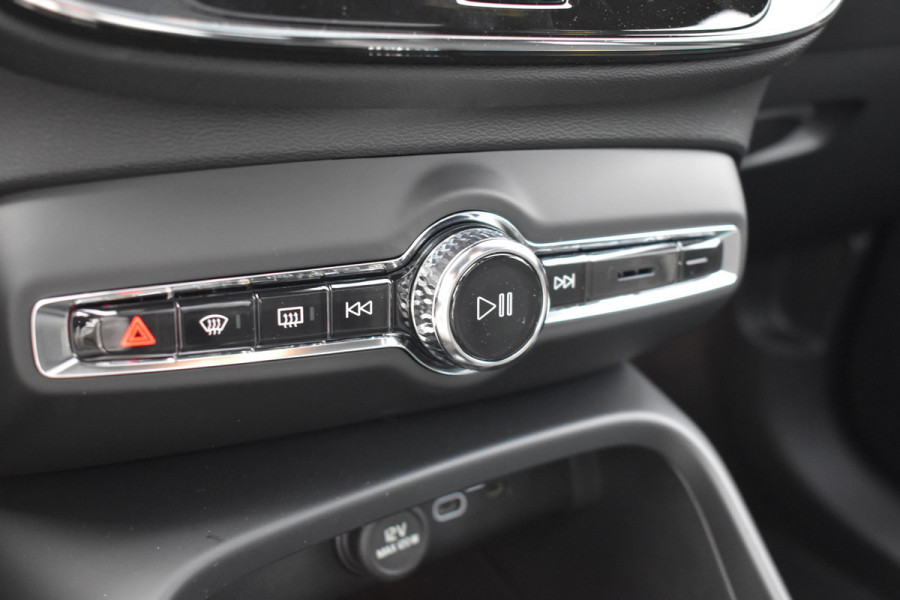 Volvo EX40 Extended Range 252PK Plus Black Ed. 82 kWh | Panodak | ACC | H&K | 20"LMV | Climate | Nubuck