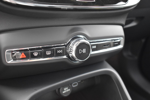 Volvo EX40 Extended Range 252PK Plus Black Ed. 82 kWh | Panodak | ACC | H&K | 20"LMV | Climate | Nubuck