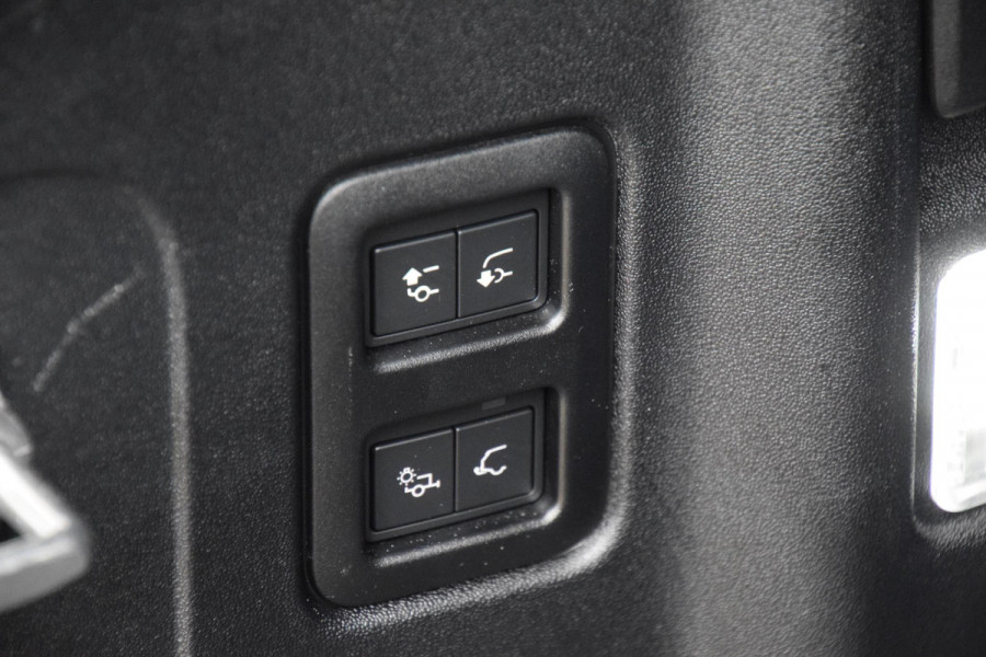 Land Rover Defender 110 P300e 110 X-Dynamic SE