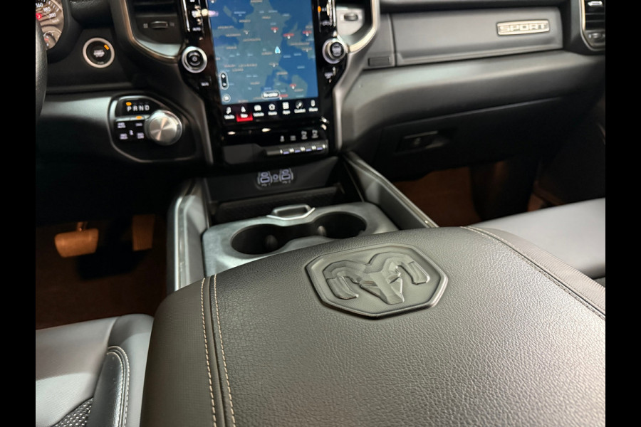 Dodge Ram 1500 5.7 V8 4x4 Crew Cab Sport | Full BLACK | Camera | ALPINE | Soft Cover | Apple Carplay | Cruise |