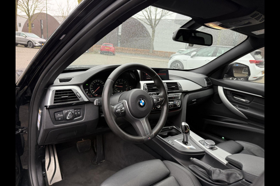 BMW 3 Serie Touring 318i M Sport Corporate Lease HIGH EXEC.| 81.000KM!| ORIG. NL|  LEER| ELEKTRISCHE ACHTERKLEP| AFNEEMBARE TREKHAAK| STOELVERWARMING| 19 INCH!| SUPER NETJES| RIJKLAARPRIJS INCL. 12 MND BOVAG GARANTIE