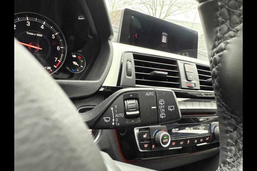 BMW 3 Serie Touring 318i M Sport Corporate Lease HIGH EXEC.| 81.000KM!| ORIG. NL|  LEER| ELEKTRISCHE ACHTERKLEP| AFNEEMBARE TREKHAAK| STOELVERWARMING| 19 INCH!| SUPER NETJES| RIJKLAARPRIJS INCL. 12 MND BOVAG GARANTIE