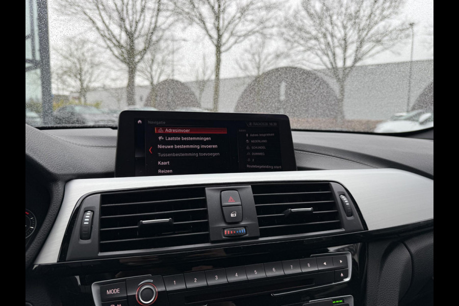 BMW 3 Serie Touring 318i M Sport Corporate Lease HIGH EXEC.| 81.000KM!| ORIG. NL|  LEER| ELEKTRISCHE ACHTERKLEP| AFNEEMBARE TREKHAAK| STOELVERWARMING| 19 INCH!| SUPER NETJES| RIJKLAARPRIJS INCL. 12 MND BOVAG GARANTIE