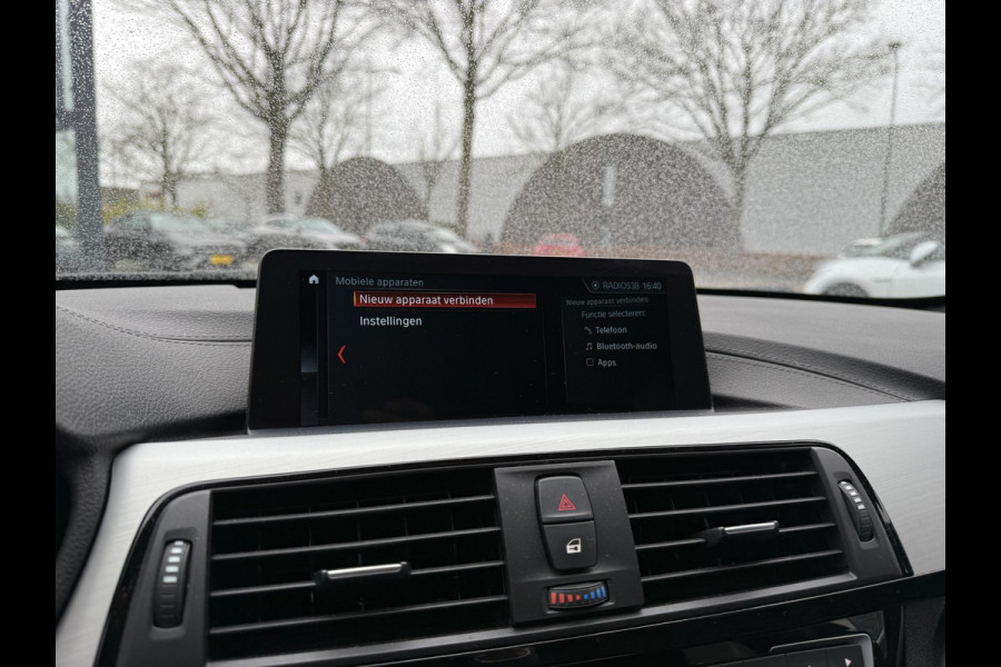 BMW 3 Serie Touring 318i M Sport Corporate Lease HIGH EXEC.| 81.000KM!| ORIG. NL|  LEER| ELEKTRISCHE ACHTERKLEP| AFNEEMBARE TREKHAAK| STOELVERWARMING| 19 INCH!| SUPER NETJES| RIJKLAARPRIJS INCL. 12 MND BOVAG GARANTIE