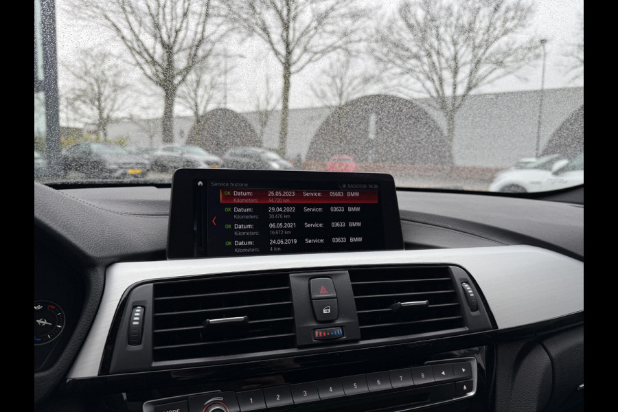 BMW 3 Serie Touring 318i M Sport Corporate Lease HIGH EXEC.| 81.000KM!| ORIG. NL|  LEER| ELEKTRISCHE ACHTERKLEP| AFNEEMBARE TREKHAAK| STOELVERWARMING| 19 INCH!| SUPER NETJES| RIJKLAARPRIJS INCL. 12 MND BOVAG GARANTIE