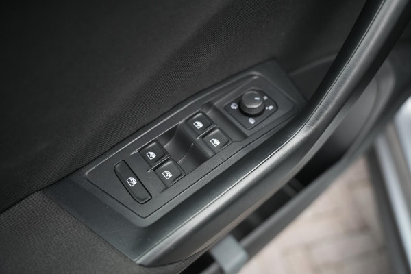 Volkswagen T-Roc 1.0 TSI Life Adaptive Cruise Virtual Dashb. Camera PDC Airco Trekhaak
