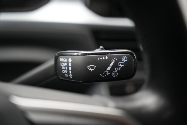 Volkswagen T-Roc 1.0 TSI Life Adaptive Cruise Virtual Dashb. Camera PDC Airco Trekhaak