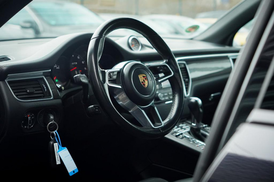 Porsche Macan 3.0 GTS / Pano / Luchtvering / Trekhaak / Sportstoelen / Carplay
