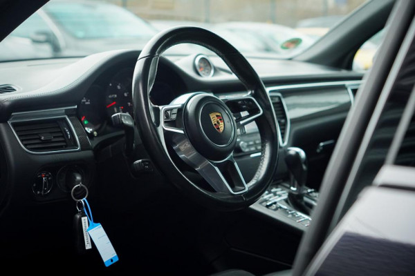 Porsche Macan 3.0 GTS / Pano / Luchtvering / Trekhaak / Sportstoelen / Carplay