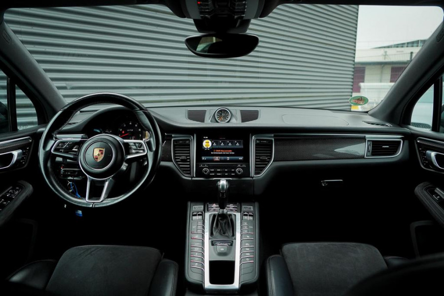 Porsche Macan 3.0 GTS / Pano / Luchtvering / Trekhaak / Sportstoelen / Carplay
