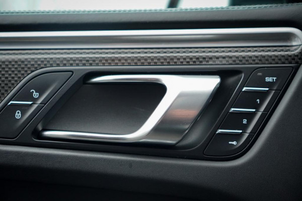 Porsche Macan 3.0 GTS / Pano / Luchtvering / Trekhaak / Sportstoelen / Carplay