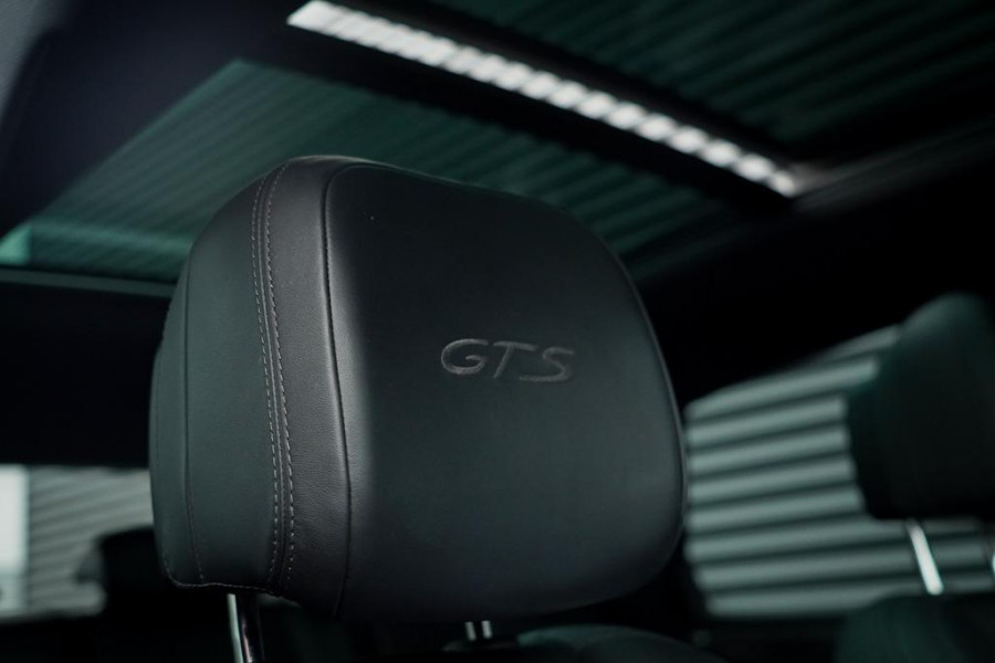 Porsche Macan 3.0 GTS / Pano / Luchtvering / Trekhaak / Sportstoelen / Carplay