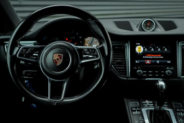 Porsche Macan 3.0 GTS / Pano / Luchtvering / Trekhaak / Sportstoelen / Carplay