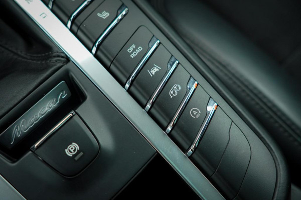 Porsche Macan 3.0 GTS / Pano / Luchtvering / Trekhaak / Sportstoelen / Carplay