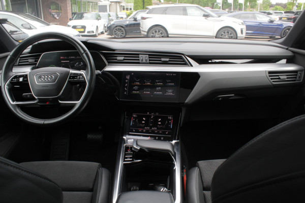 Audi e-tron e-tron 50 quattro Launch edition Black 71 kWh S-line / SoH 92.1% / Trekhaak / Panoramadak / 20'' / Luchtvering / ACC / Navigatie / Stoelverwarming