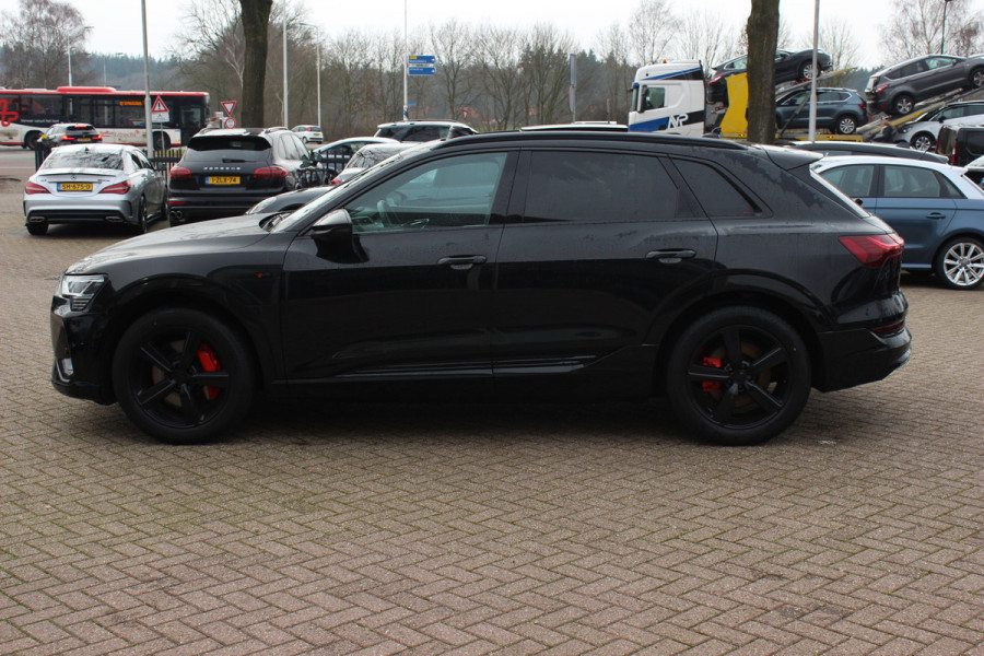 Audi e-tron e-tron 50 quattro Launch edition Black 71 kWh S-line / SoH 92.1% / Trekhaak / Panoramadak / 20'' / Luchtvering / ACC / Navigatie / Stoelverwarming