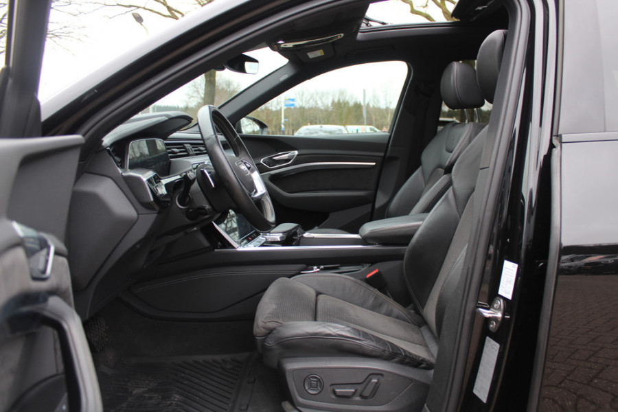 Audi e-tron e-tron 50 quattro Launch edition Black 71 kWh S-line / SoH 92.1% / Trekhaak / Panoramadak / 20'' / Luchtvering / ACC / Navigatie / Stoelverwarming