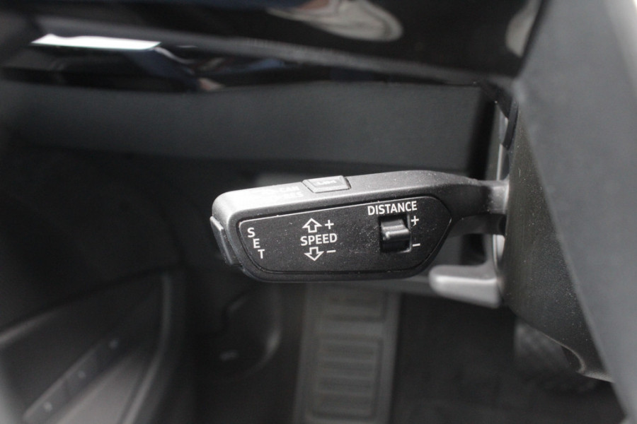 Audi e-tron e-tron 50 quattro Launch edition Black 71 kWh S-line / SoH 92.1% / Trekhaak / Panoramadak / 20'' / Luchtvering / ACC / Navigatie / Stoelverwarming