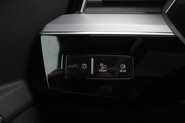 Audi e-tron e-tron 50 quattro Launch edition Black 71 kWh S-line / SoH 92.1% / Trekhaak / Panoramadak / 20'' / Luchtvering / ACC / Navigatie / Stoelverwarming