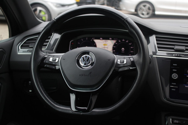 Volkswagen Tiguan Allspace 1.5 TSI Highline Business R 7p. / NL Auto! / 1e Eign. / Panoramadak / Camera / Keyless / 19'' / CarPlay / Stoelverwarming / DAB / ACC