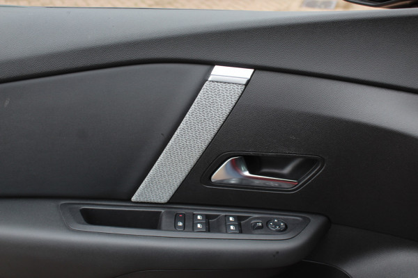 Citroën C4 1.2 Puretech Shine / Camera / Head-up / Keyless / Leder / 18'' / Navigatie / DAB / Dodehoek / ACC / Virtual Cockpit