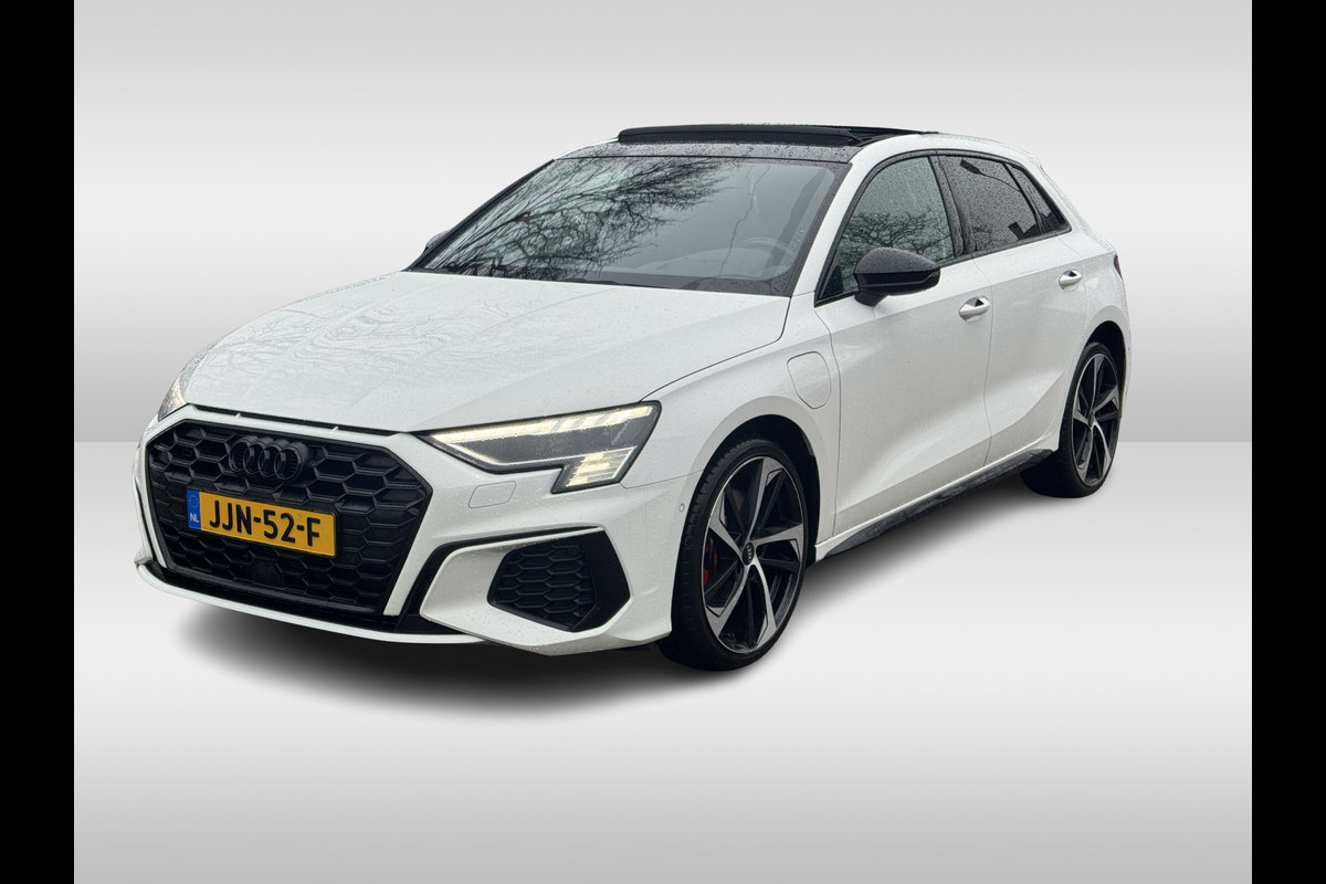 Audi A3 Sportback 45 TFSI e S edition Competition / Panoramadak / Camera / Head-up / RS Seats / B&O / Elektr. stoelen / 19'' / CarPlay / Stoelmassage+Verwarming / Dodehoek / DAB / ACC