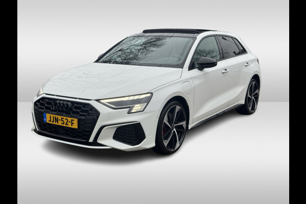 Audi A3 Sportback 45 TFSI e S edition Competition / Panoramadak / Camera / Head-up / RS Seats / B&O / Elektr. stoelen / 19'' / CarPlay / Stoelmassage+Verwarming / Dodehoek / DAB / ACC