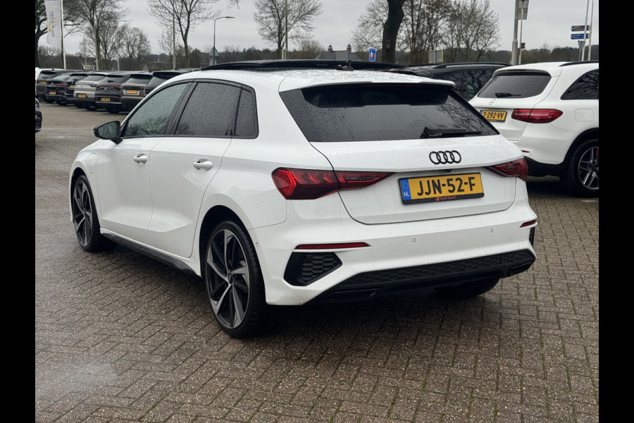 Audi A3 Sportback 45 TFSI e S edition Competition / Panoramadak / Camera / Head-up / RS Seats / B&O / Elektr. stoelen / 19'' / CarPlay / Stoelmassage+Verwarming / Dodehoek / DAB / ACC