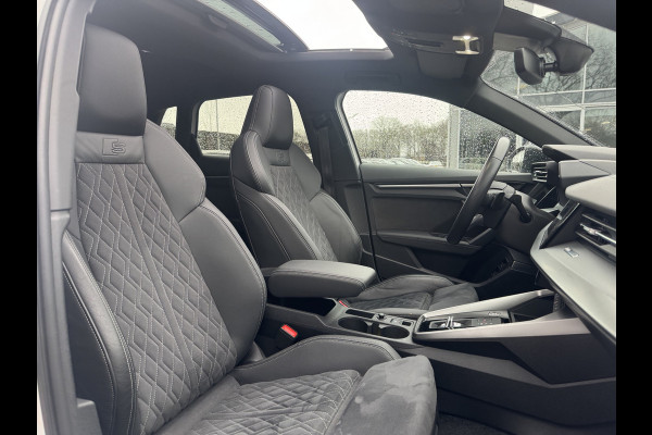 Audi A3 Sportback 45 TFSI e S edition Competition / Panoramadak / Camera / Head-up / RS Seats / B&O / Elektr. stoelen / 19'' / CarPlay / Stoelmassage+Verwarming / Dodehoek / DAB / ACC