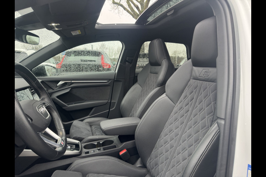 Audi A3 Sportback 45 TFSI e S edition Competition / Panoramadak / Camera / Head-up / RS Seats / B&O / Elektr. stoelen / 19'' / CarPlay / Stoelmassage+Verwarming / Dodehoek / DAB / ACC