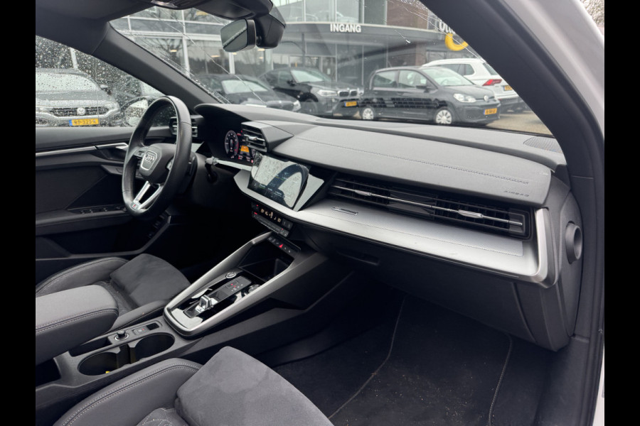 Audi A3 Sportback 45 TFSI e S edition Competition / Panoramadak / Camera / Head-up / RS Seats / B&O / Elektr. stoelen / 19'' / CarPlay / Stoelmassage+Verwarming / Dodehoek / DAB / ACC