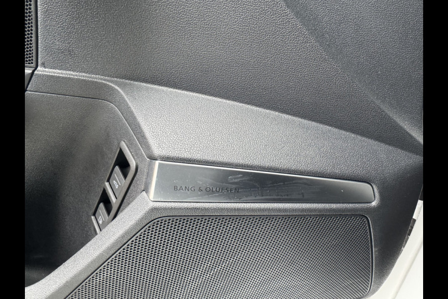 Audi A3 Sportback 45 TFSI e S edition Competition / Panoramadak / Camera / Head-up / RS Seats / B&O / Elektr. stoelen / 19'' / CarPlay / Stoelmassage+Verwarming / Dodehoek / DAB / ACC