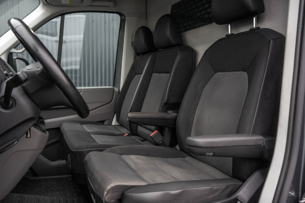 Volkswagen Crafter 35 2.0 TDI L5H3 Highline | 177PK | Stoelmassage | LED | Camera | Automaat | Carplay | Cruise | Navi | Airco | Trekhaak | Stoelma