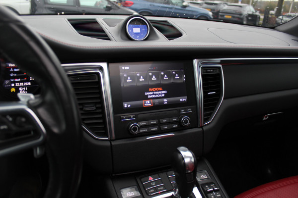 Porsche Macan 2.0 / Trekhaak / Panoramadak / Camera / Leder / Bose / 21'' / Luchtvering / Keyless / Navigatie / DAB / Stoelverwarming / ACC