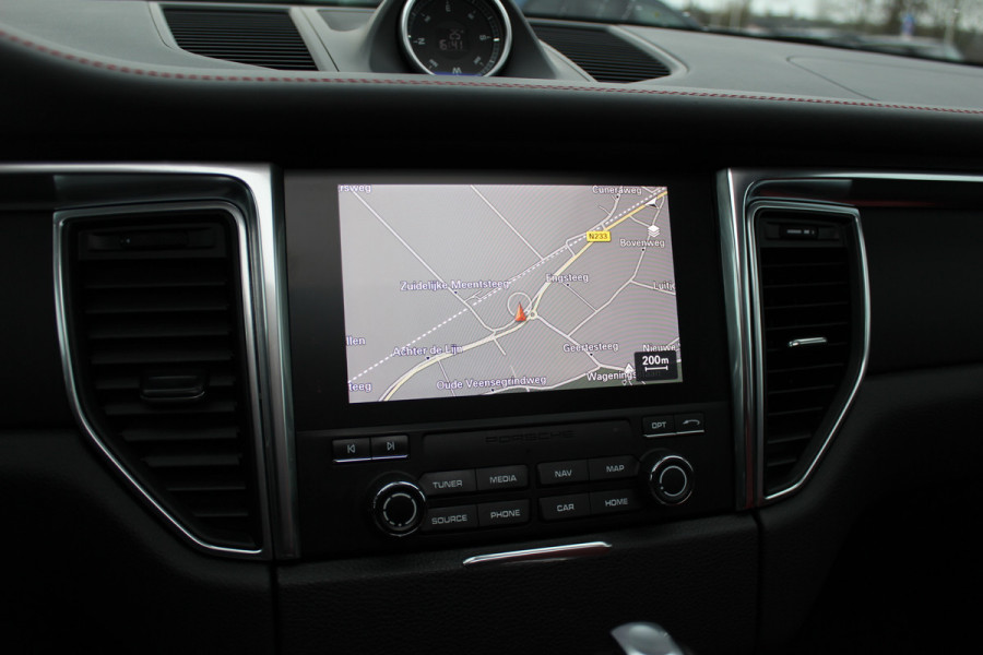 Porsche Macan 2.0 / Trekhaak / Panoramadak / Camera / Leder / Bose / 21'' / Luchtvering / Keyless / Navigatie / DAB / Stoelverwarming / ACC