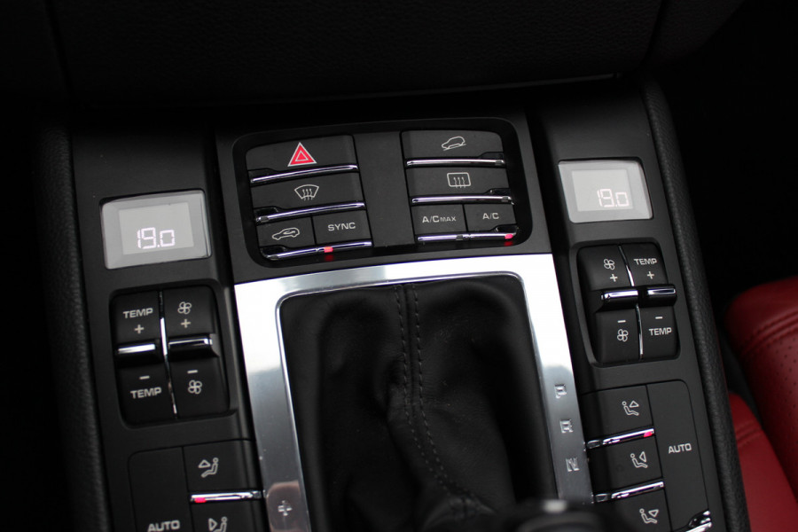 Porsche Macan 2.0 / Trekhaak / Panoramadak / Camera / Leder / Bose / 21'' / Luchtvering / Keyless / Navigatie / DAB / Stoelverwarming / ACC