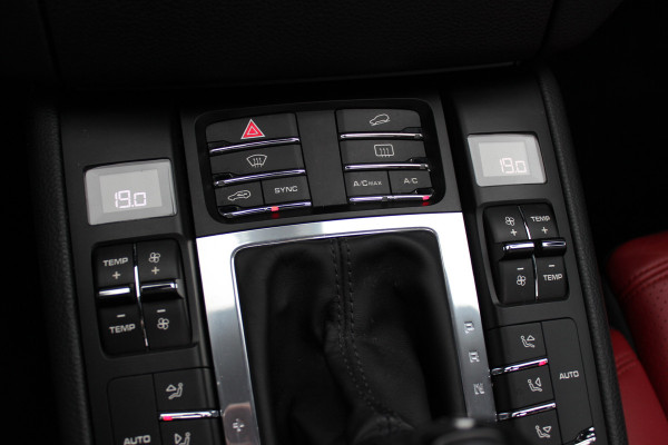 Porsche Macan 2.0 / Trekhaak / Panoramadak / Camera / Leder / Bose / 21'' / Luchtvering / Keyless / Navigatie / DAB / Stoelverwarming / ACC