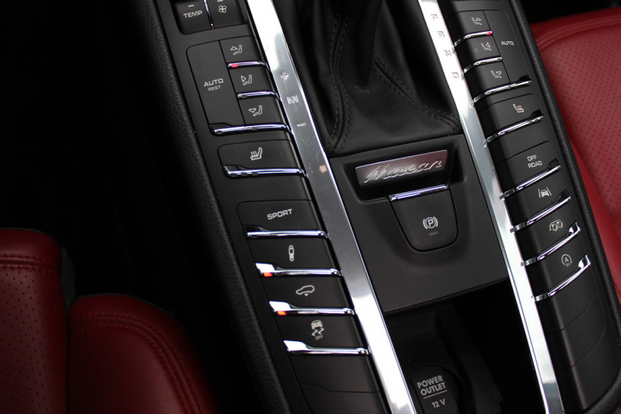 Porsche Macan 2.0 / Trekhaak / Panoramadak / Camera / Leder / Bose / 21'' / Luchtvering / Keyless / Navigatie / DAB / Stoelverwarming / ACC