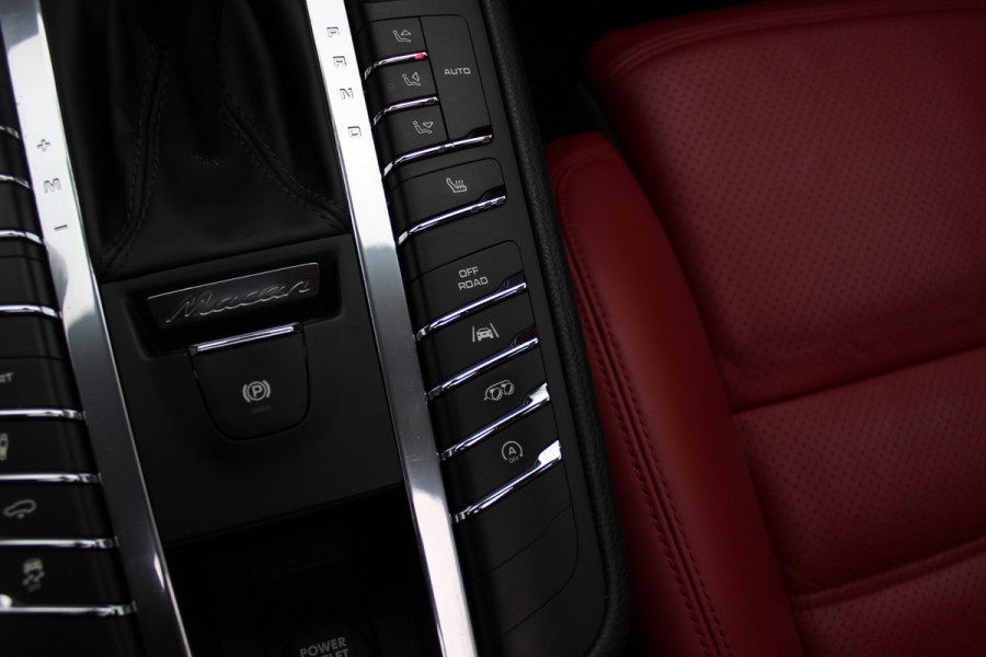 Porsche Macan 2.0 / Trekhaak / Panoramadak / Camera / Leder / Bose / 21'' / Luchtvering / Keyless / Navigatie / DAB / Stoelverwarming / ACC